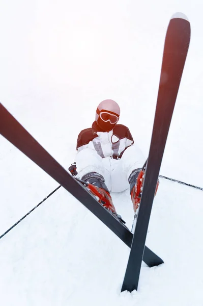 Kayak Merkezi Kar Içinde Yatan Kayakçı Genç — Stok fotoğraf