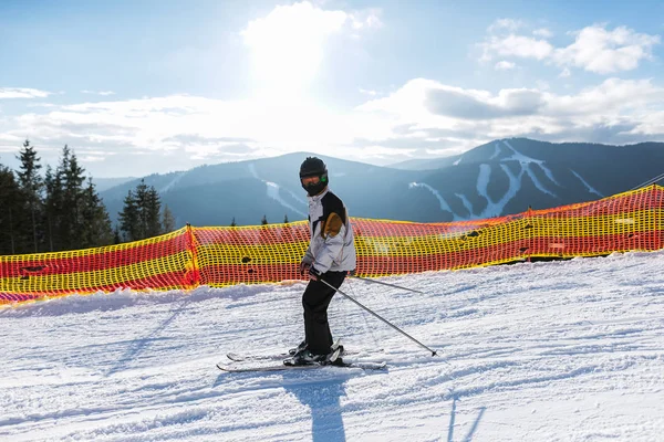 Підліток катається на лижах на лижному курорті в горах — стокове фото