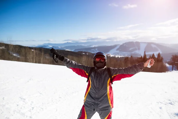 Retrato de esquiador feliz em montanhas na estância de esqui — Fotografia de Stock