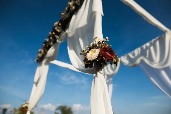 Décoration d'arc de mariage pour cérémonie de fiançailles en journée ensoleillée — Photo