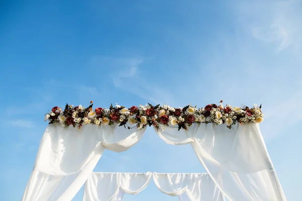 Décoration d'arc de mariage pour cérémonie de fiançailles en journée ensoleillée — Photo