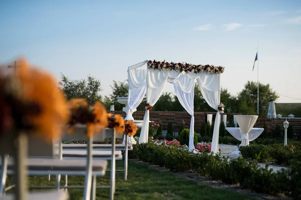 Свадебная арка для церемонии обручения в солнечный день — стоковое фото