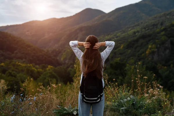 Arkadan görünüşü hippi kız kim dağlarında seyahat etmek sırt çantası ile