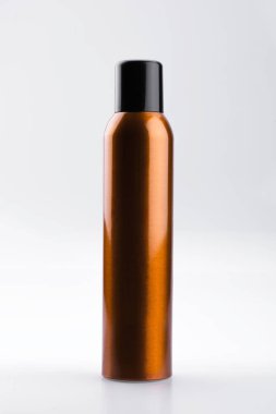 Altın alüminyum kozmetik Sprey beyaz arka plan üzerinde izole Can,