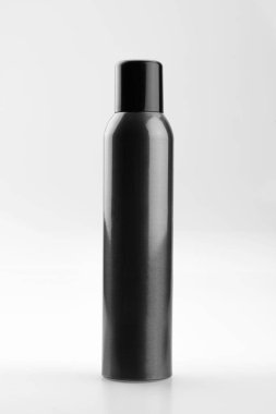 Siyah alüminyum kozmetik Sprey beyaz arka plan üzerinde izole Can,