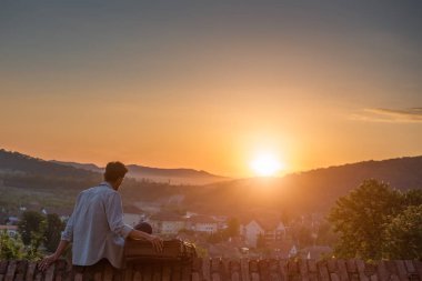 Gün batımında arkadan görünüşü hipster çanta.