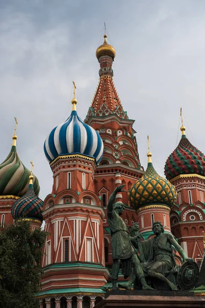 O monumento a Minin e Pozharsky no contexto da Catedral russa na Praça Vermelha em Moscou — Fotografia de Stock