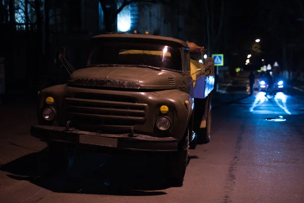 Moldávia, Chisinau - 28 de março de 2017: caminhão zil soviético na estrada noturna — Fotografia de Stock