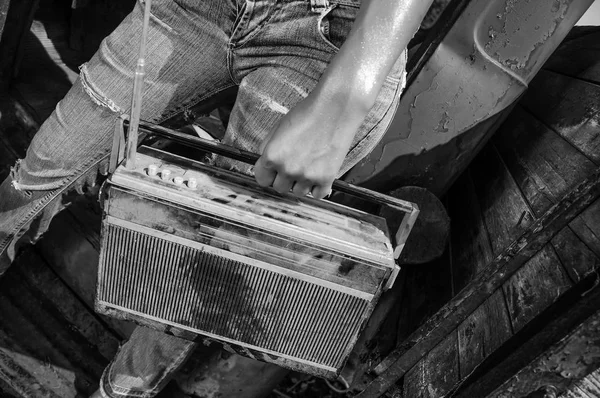 Vintage radio in handen van jong meisje — Stockfoto