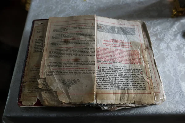 Moldávia, Chisinau - 6 de abril de 2018: Close-up do velho livro ortodoxo aberto em língua romena — Fotografia de Stock
