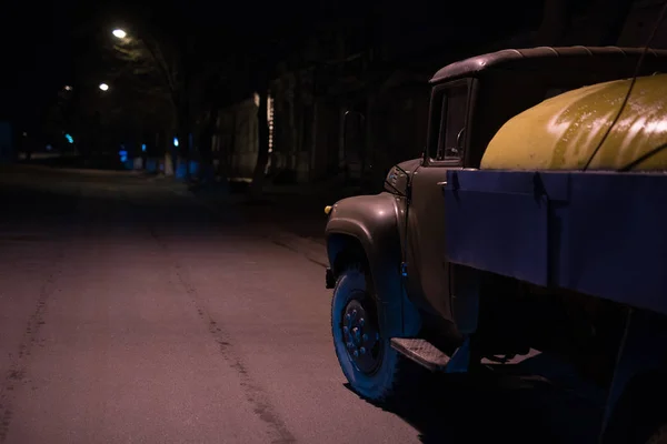 Moldavie, Chisinau - 28 mars 2017 : Camion zil soviétique sur la route de nuit — Photo