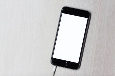 Beyaz ahşap arka plan ekranda mockup ile Smartphone