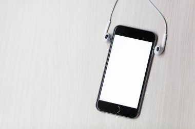 Mockup ekran ve iki tarafta kulaklık ile Smartphone
