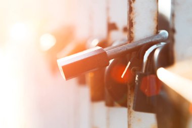 Parmaklıklar köprüye sabit eski asma kilit. Güneş ışığı etkisi ile