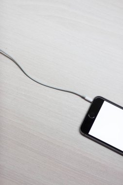 Mockup ekran ve kablo üzerinden şarj ile Smartphone