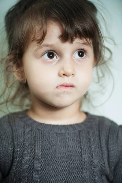 Портрет задумчивой маленькой девочки — стоковое фото