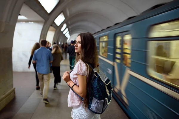 Sırt çantası metro ile genç hippi kız