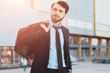 Hipster işadamı ile siyah çanta açık sakallı