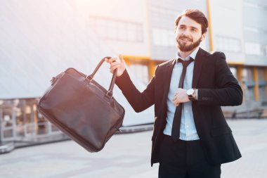 Office siyah çanta ile başarılı işadamı inşa arka plan