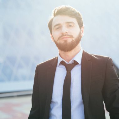 Hipster portresi işadamı gökdelen arka plan üzerinde sakallı