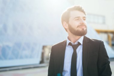 Modern hipster sakallı işadamı gökdelen arka plan üzerinde