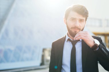 Modern hipster sakallı işadamı gökdelen arka plan üzerinde