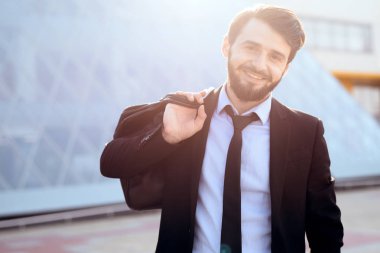 Modern hipster sakallı işadamı gökdelen arka plan üzerinde