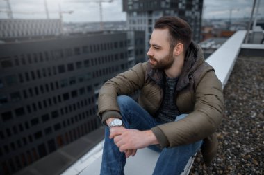 Modern sakallı hippi city adlı binanın çatısından arıyorsunuz.