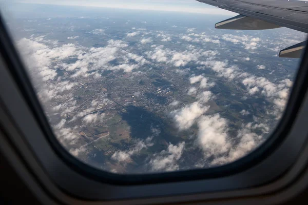 De weergave van de aarde door het raam van het vliegtuig. — Stockfoto