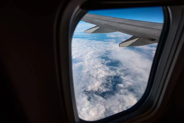 室内からの飛行機窓. — ストック写真