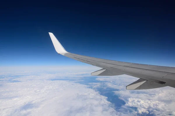 El ala de un avión en un cielo puro de día —  Fotos de Stock