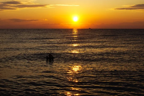 Zwemmen vrouw genieten van de zonsopgang van de Egeïsche zee. — Stockfoto