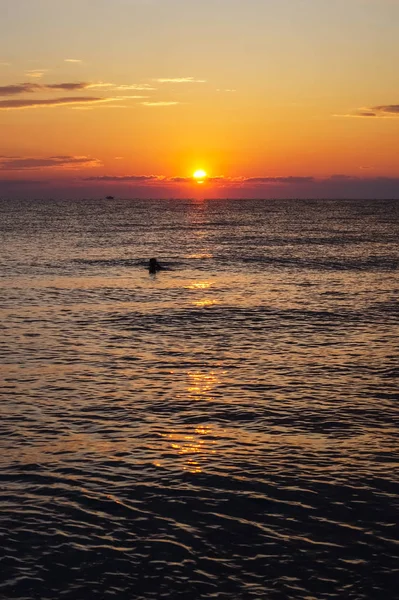 Kleurrijke sunrise zonsondergang boven de Egeïsche zee. — Stockfoto