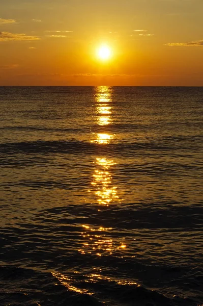 Kleurrijke sunrise zonsondergang boven de Egeïsche zee. — Stockfoto