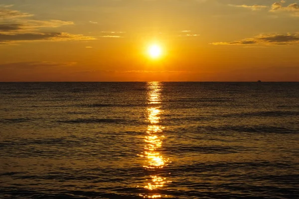 Pôr-do-sol colorido acima do mar Egeu . — Fotografia de Stock
