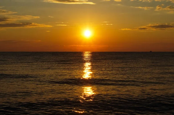Kleurrijke sunrise zonsondergang boven de Egeïsche zee. — Stockfoto