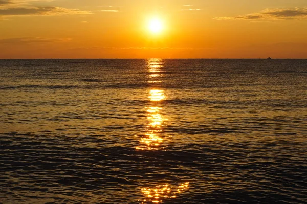 Kleurrijke sunrise zonsondergang boven de Egeïsche zee. — Stockfoto