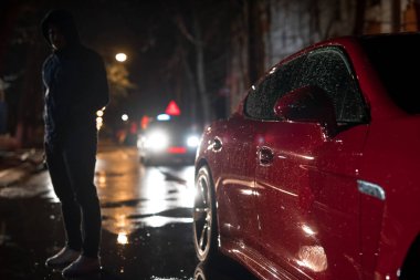 Çevre insan modern kırmızı araba. Dramatik kavramı.