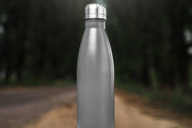 Paslanmaz termos su şişe beyaz masada açık. Siyah renk