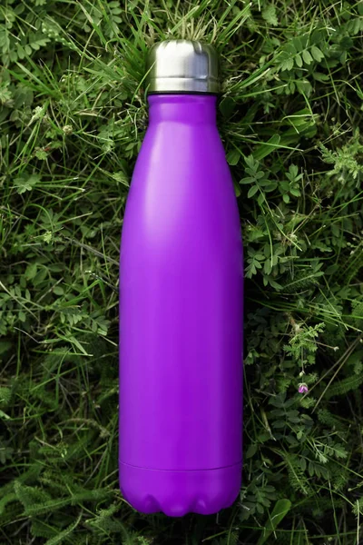 Botella Agua Termo Inoxidable Aislada Hierba Verde Aire Libre Violeta — Foto de Stock