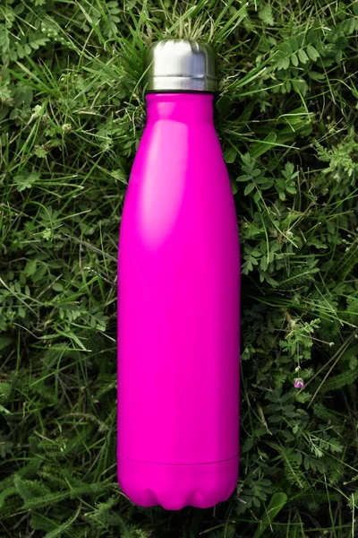 Edelstahl Thermoskanne Isoliert Auf Grünem Gras Freien Rosa Matte Farbe — Stockfoto