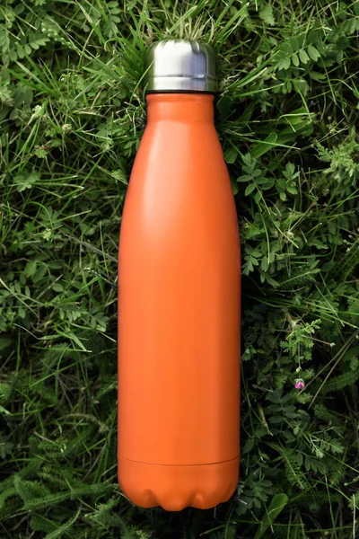 Бутылка Воды Нержавеющего Термоса Изолирована Зеленой Траве Снаружи Оранжевый Матовый — стоковое фото
