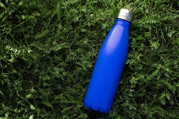Botella Agua Termo Inoxidable Aislada Hierba Verde Aire Libre Color — Foto de Stock