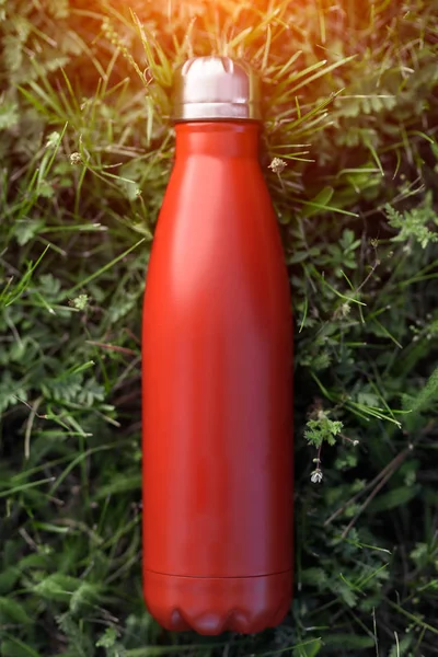 Термос Нержавеющей Бутылки Красный Цвет Зеленом Фоне Травы — стоковое фото