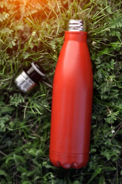 Garrafa Térmica Inoxidável Cor Vermelha Fundo Grama Verde — Fotografia de Stock