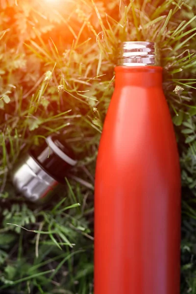 Botella Agua Termo Inoxidable Color Rojo Aislado Sobre Fondo Hierba — Foto de Stock