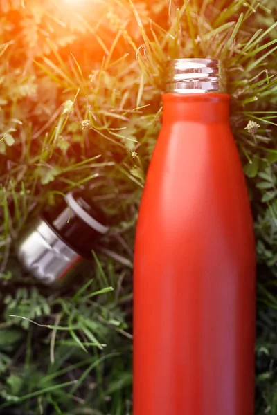 Bouteille Eau Thermos Inoxydable Couleur Rouge Isolé Sur Fond Herbe — Photo