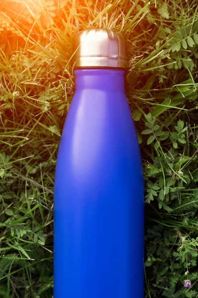 Stainless Thermos Water Bottle Blue Color Mockup Isolated Green Grass — Stock Photo, Image
