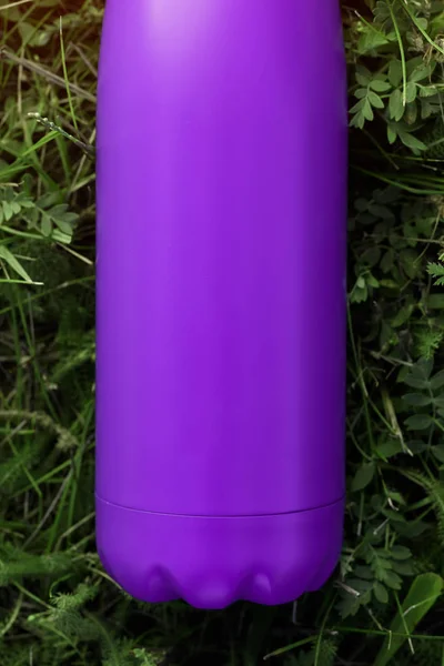 Нержавеющая Термос Бутылка Воды Фиолетовый Фиолетовый Цвет Макет Изолирован Зеленом — стоковое фото