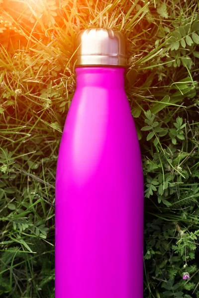 Stainless Thermos Water Bottle Pink Color Mockup Isolated Green Grass — Stock Photo, Image